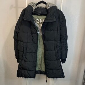 Stylish Black Puffer Jacket with‎ Faux Fur Trim